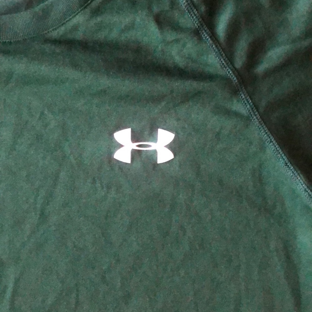 ‼️Flash Sale‼️ $10 Under Armour Green Heat Gear Shirt size Small - Picture 3 of 7